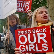 Människor prosterar mot kidnappningarna utanför Nigerias ambassad i Paris