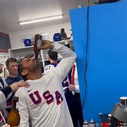 Patel kritiserades för detta klipp när han hävde öl i USA:s hockeylags omklädningsrum efter OS-guldet.