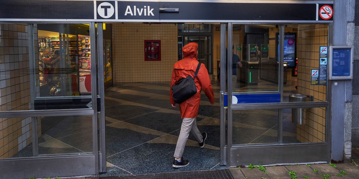 Ingång till tunnelbanan i Alvik.