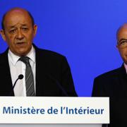 Försvarsminister Jean-Yves Le Drian och inrikesminister Bernard Cazeneuve.