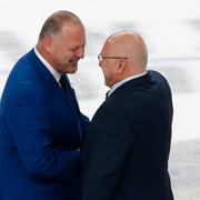 Gerard Gallant, till vänster, skakar hand med Washington Capitals huvudtränare Barry Trotz.