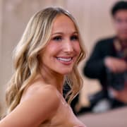 Nikki Glaser inledde galan med ett tal om Epstein-listan och kontroversen om CBS News.