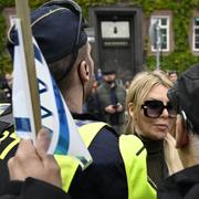 Kajsa Ekis Ekman förs bort från Davidshallstorg i Malmö av polisen.  