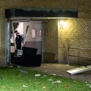 Polis på plats efter en explosion i ett trapphus på Ramels väg på Rosengård i Malmö tidigt på måndagsmorgonen.