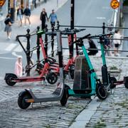 Felparkerade elsparkcyklar i Stockholm. 