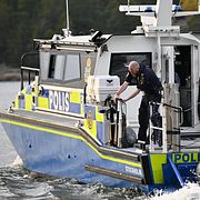 Polis på plats efter att kvinnan hittades död på en ö i Stockholms skärgård.