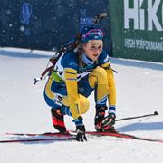 Stina Nilsson går i mål i IBU-cupen i Idre under fredagen där hon slutade näst sist.