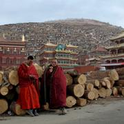 Arkivbild från 2010. Två buddister intill centret Larung Gar i Kina. 