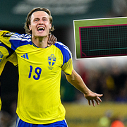 Alexander Isak och Mattias Svanberg firar 4–1-målet mot Tunisien. Infällt i bilden syns bollens ”EKG-kurva” som bevisade att Isak var på bollen.