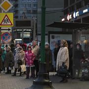 Busshållplats i centrala Moskva. Arkiv.