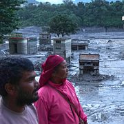 Boende tittar på förödelsen i Nuwakot, Nepal den 27 augusti 2026.