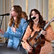 Systrarna Klara och Johanna Söderberg i First Aid Kit. 