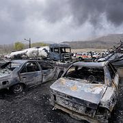 Utrbrända bilar efter en amerikansk-israelisk attack mot Teheran tidigare i år.