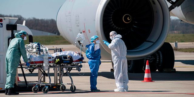 Sjukvårdspersonal i Grand Est flyttar coronasjuka patienter. SEBASTIEN BOZON / TT NYHETSBYRÅN