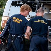 Polisens tekniker vid lägenheten i Arlöv där kvinnan hittades död i juni.