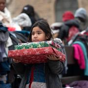 Femåriga Briella Jones som bodde på boendet med julklappar som skänkts efter branden. 