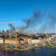 Röken syns över Stockholm efter bussexplosionen vid Tegelbacken. 