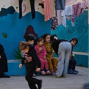 Familjer på flykt undan israeliska luftangrepp i Beiruts södra förorter.