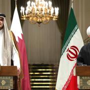 Rouhani till höger, här tillsammans med Tamim bin Hamad Al Thani från Qatar.