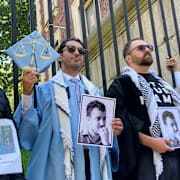 Mohsen Mahdawi (i mitten) i maj 2025. 