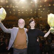 Nyomvalda språkröret Märta Stenevi och nyvalda språkröret Daniel Helldén på Miljöpartiets kongress i Örebro. 