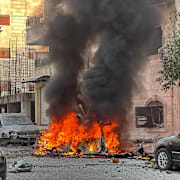 En bil brinner efter gårdagens angrepp mot Aleppo.