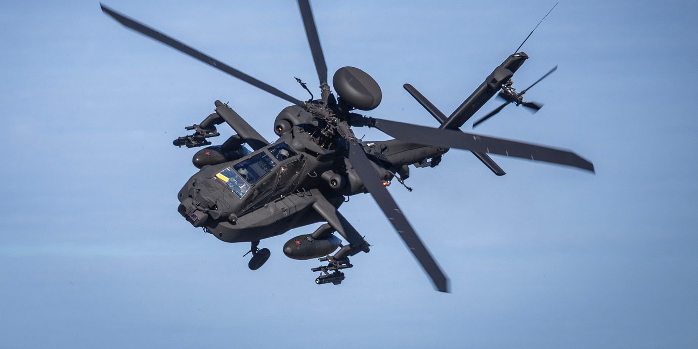 Arkivbild av militärhelikoptern Apache.
