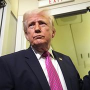 Donald Trump talar med reportrar ombord Air Force One i natt.