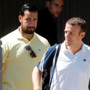 Alexandre Benalla och  Emmanuel Macron lämnar presidentens hem i juli. 