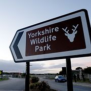Skylt vid entrén till Yorkshire Wildlife Park.