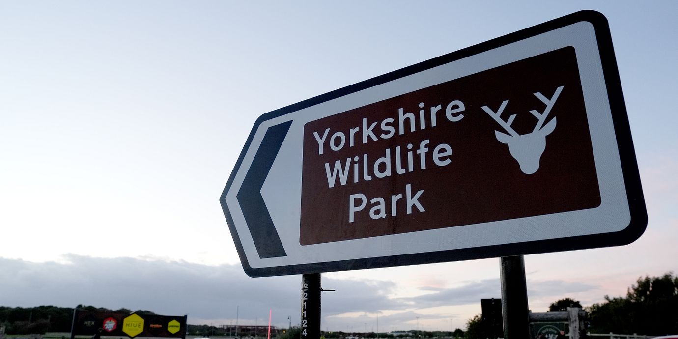 Skylt vid entrén till Yorkshire Wildlife Park.