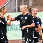 Stina Blackstenius firar 1–0.