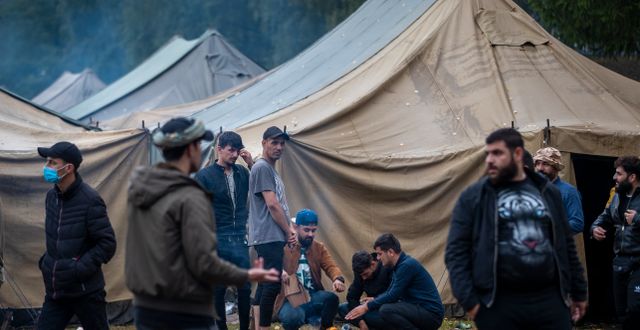 Migranter lagar mat i ett flyktingläger 38 kilometer söder om Vilnius, 6 augusti, 2021.  Mindaugas Kulbis / TT NYHETSBYRÅN
