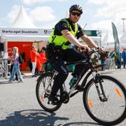 
 Cyklande polis på plats under Järveckan. 