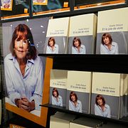 Gisèle Pelicots bok i en bokhandel i Paris.