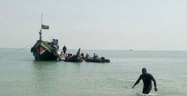 Båten drogs iland av flottan. Bangladeshs flotta