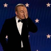 Bob Odenkirk tar emot ett annat pris – på Critics Choice Awards 2023.