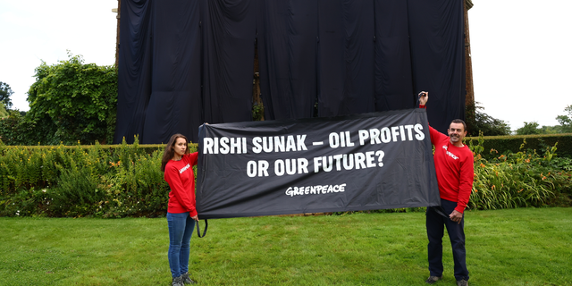 Aktivister har draperats Rishi Sunaks hus.  Greenpeace UK.