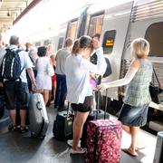 Resenärer på Stockholms centralstation. 