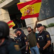 Den spanske högerpolitikern Alvise Pérez viftar med en spansk flagga under en protest i Ceuta.