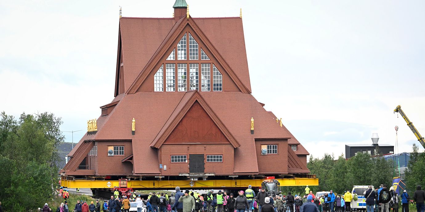 LKAB:s kvartal förra året tyngdes av kostnader för samhällsomvandlingen i Kiruna. På bild flytten av kyrkan.
