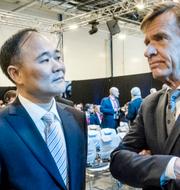 Geely-ägaren Li Shifu tillsammans med Volvo Cars vd Håkan Samuelson. Magnus Hjalmarson Neideman/SvD/TT / TT NYHETSBYRÅN