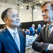 Geely-ägaren Li Shifu tillsammans med Volvo Cars vd Håkan Samuelson.