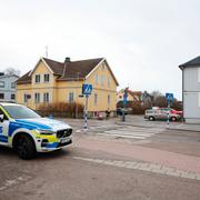 Polis på platsen där två män hittades ihjälskjutna i ett villaområde i Grimmered i sydvästra Göteborg natten mot söndagen.