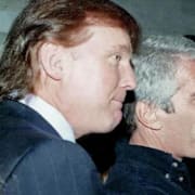 Donald Trump och Jeffrey Epstein på en av de bilder som släppts i samband med utredningen av den senare. 