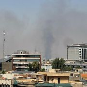 Rök stiger efter en iransk attack mot en amerikansk militärbas i norra Irak på fredagen.