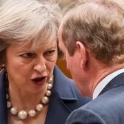 Theresa May pratar med Enda Kenny. 