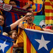 FC Barcelona-fans insvepta i Katalanska flaggor under en tidigare match. 