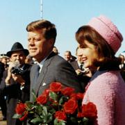 John F och Jaqueline Kennedy anländer till Dallas 22 november 1963, en timme innan mordet.