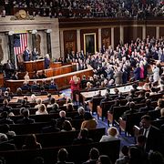 Republikanska ledamöter står upp och  demokratiska ledamöter sitter ner under Donald Trumps ”State of the union”-tal i kongressen i februari 2026.